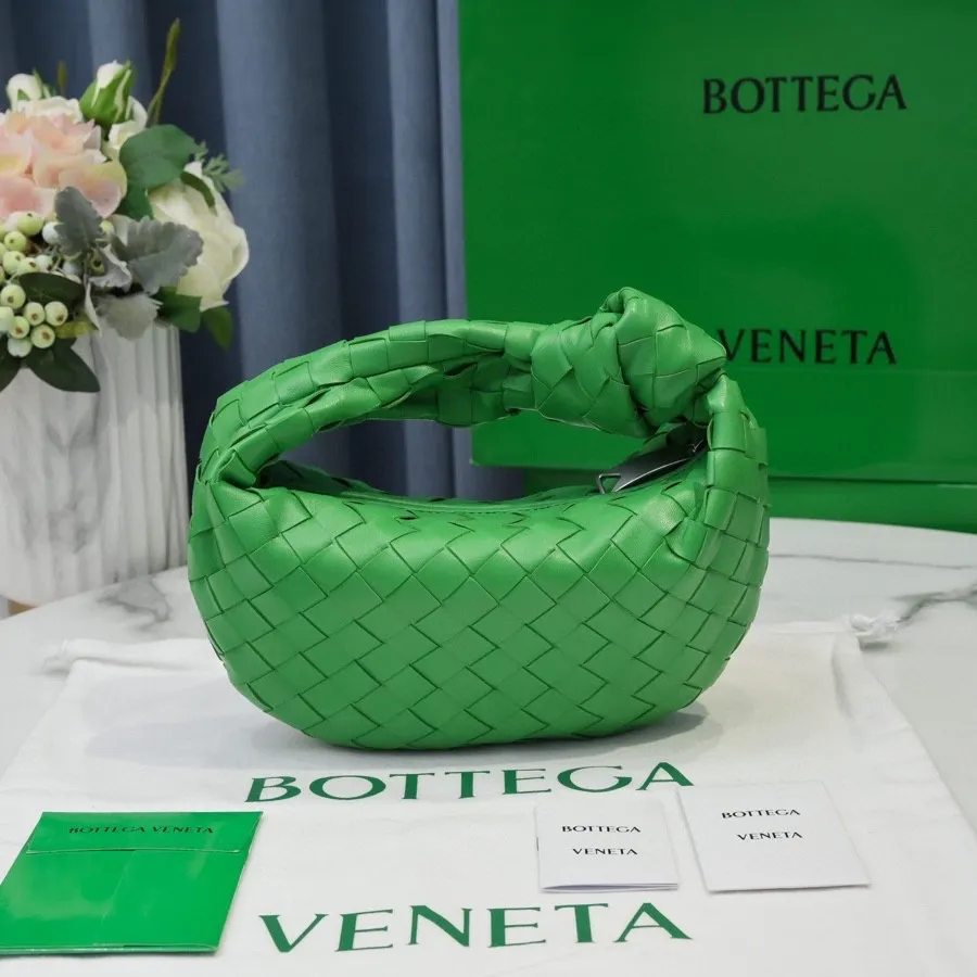 Batch 1120 BV Bottega Veneta's new early spring women's MINI JODIE handbag BV bag 🔥The new method is based on the original rounded corners, knotted with classic woven leather round hobo bag, The most iconic triangular pull-out design, using sheepskin draped soft shape, is super suitable for concave shapes~ Jodie feels really gentle to people, and is definitely the best item for daily matching. It has the same weave, new elements and twists, is compact and versatile, and is the new favorite of street style Internet celebrities! Dimensions: 23x28x8 Model: 6699-1